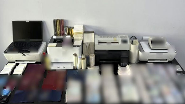 Εντοπίστηκε παράνομο εργαστήριο πλαστογραφίας και παράνομης προώθησης μεταναστών